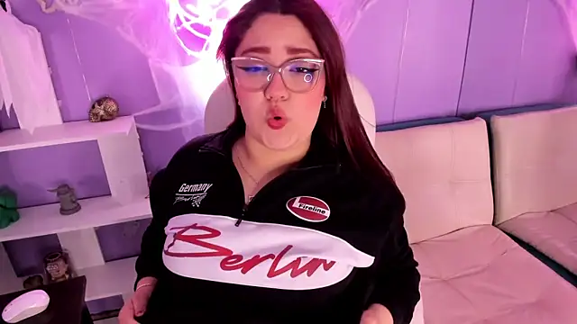 Snapshot of Camiila_Osorio chatting on October 17, 2025, 8:21 pm Camiila Osorio online show from October 17, 2025, 8:21 pm