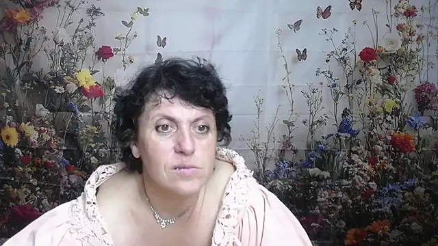 Snapshot of LuciaMii chatting on September 19, 2025, 5:06 pm LuciaMii online show from September 19, 2025, 5:06 pm