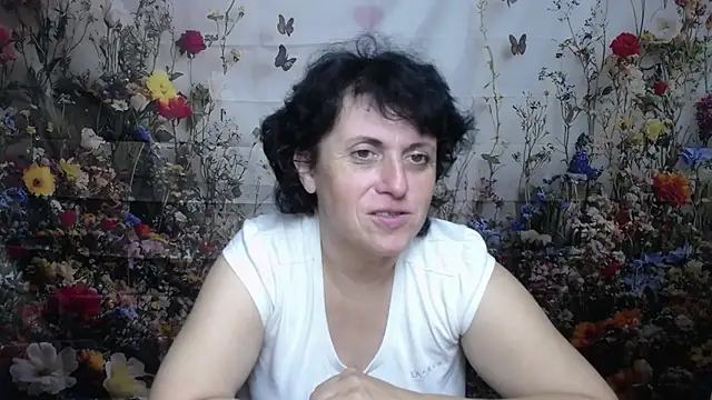 Snapshot of LuciaMii chatting on October 12, 2025, 5:09 am LuciaMii online show from October 12, 2025, 5:09 am