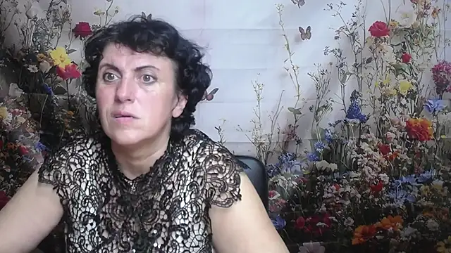 Snapshot of LuciaMii chatting on September 17, 2025, 5:04 pm LuciaMii online show from September 17, 2025, 5:04 pm