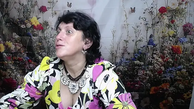 Snapshot of LuciaMii chatting on October 16, 2025, 5:10 pm LuciaMii online show from October 16, 2025, 5:10 pm
