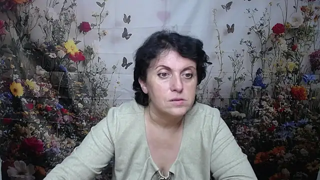 Snapshot of LuciaMii chatting on October 7, 2025, 5:03 pm LuciaMii online show from October 7, 2025, 5:03 pm