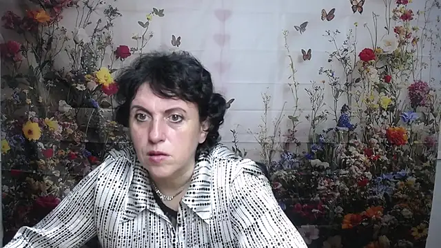 Snapshot of LuciaMii chatting on September 22, 2025, 5:02 am LuciaMii online show from September 22, 2025, 5:02 am