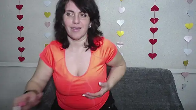 Snapshot of LuciaMii chatting on March 6, 2025, 9:20 pm LuciaMii online show from March 6, 2025, 9:20 pm