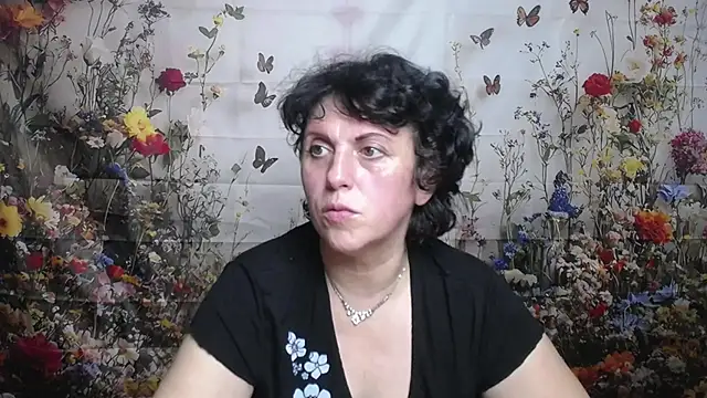 Snapshot of LuciaMii chatting on September 25, 2025, 5:19 pm LuciaMii online show from September 25, 2025, 5:19 pm