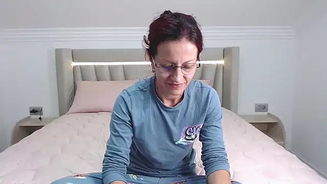 CatWoman0001 online show from October 18, 2025, 6:32 pm