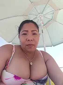 LeizaMagnus online show from June 20, 2026, 1:27 pm