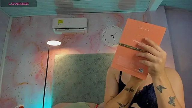 Snapshot of JESSI_NAOMI chatting on December 19, 2025, 11:07 pm JESSI NAOMI online show from December 19, 2025, 11:07 pm