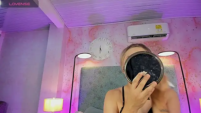 Snapshot of JESSI_NAOMI chatting on November 2, 2025, 11:10 pm JESSI NAOMI online show from November 2, 2025, 11:10 pm