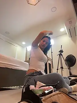 Snapshot of ariel_jonees chatting on November 5, 2025, 4:54 pm ariel jonees online show from November 5, 2025, 4:54 pm