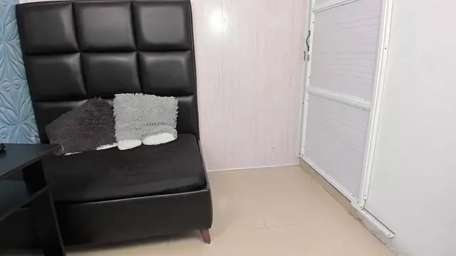 Snapshot of Milk_max_18 chatting on February 9, 2025, 2:28 am Milk max 18 online show from February 9, 2025, 2:28 am