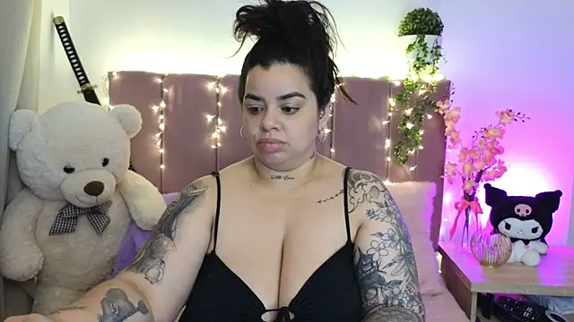 Snapshot of MiahJoness chatting on August 3, 2026, 5:04 am MiahJoness online show from August 3, 2026, 5:04 am