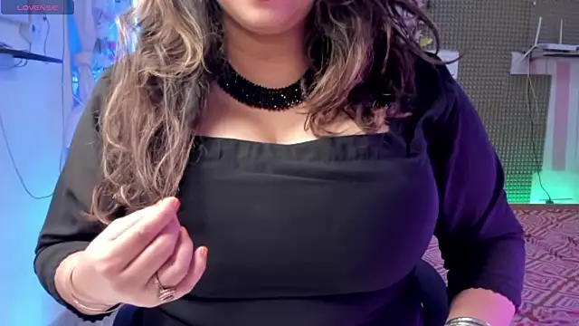 Snapshot of Gulabi_Queen chatting on February 19, 2025, 3:49 pm Gulabi Queen online show from February 19, 2025, 3:49 pm