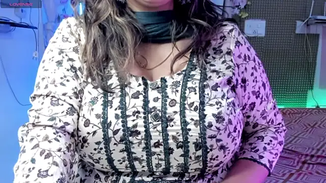 Snapshot of Gulabi_Queen chatting on March 4, 2025, 8:13 am Gulabi Queen online show from March 4, 2025, 8:13 am