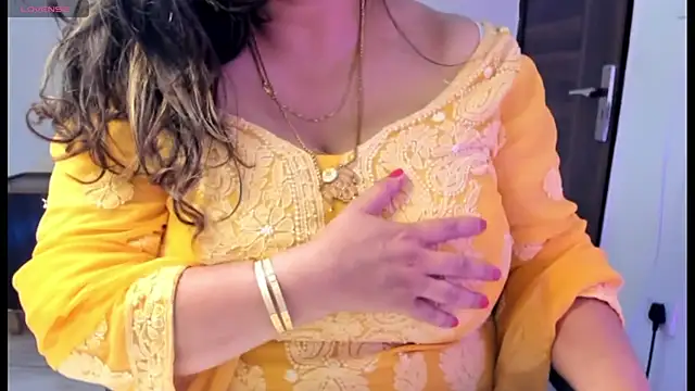 Snapshot of Gulabi_Queen chatting on March 14, 2025, 5:13 pm Gulabi Queen online show from March 14, 2025, 5:13 pm