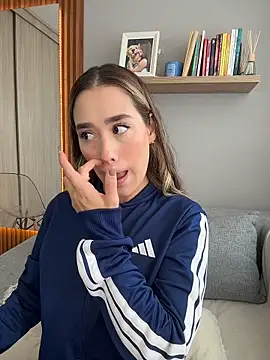 Snapshot of FridaKlein chatting on February 3, 2026, 6:24 pm FridaKlein online show from February 3, 2026, 6:24 pm