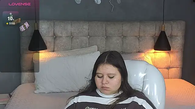 Laia and Aloby online show from December 2, 2025, 10:22 pm