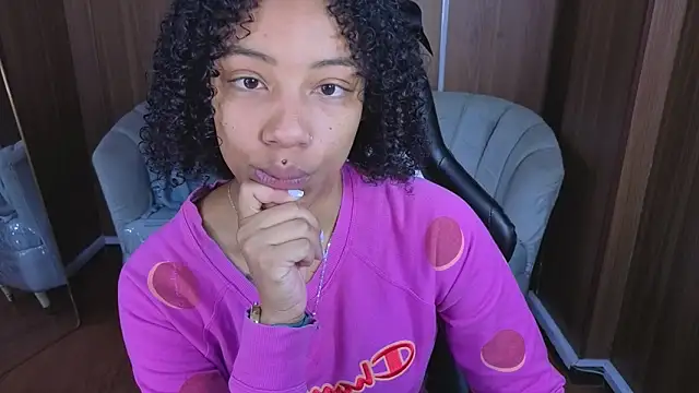 Snapshot of Violeth_b chatting on February 16, 2026, 12:26 pm Violeth b online show from February 16, 2026, 12:26 pm