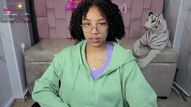 Snapshot of Violeth_b chatting on February 26, 2026, 12:49 pm Violeth b online show from February 26, 2026, 12:49 pm