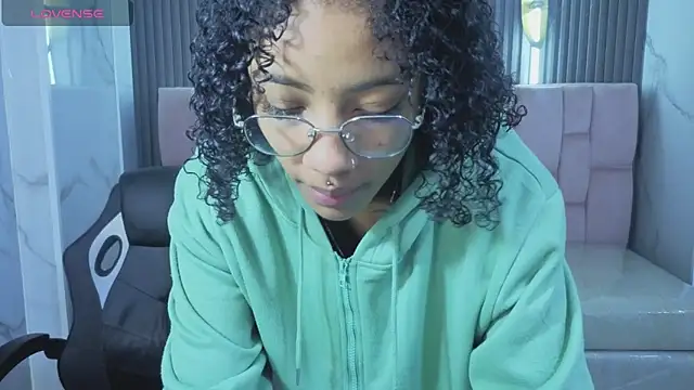 Snapshot of Violeth_b chatting on February 5, 2026, 12:45 pm Violeth b online show from February 5, 2026, 12:45 pm