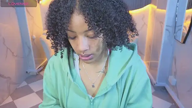 Snapshot of Violeth_b chatting on February 18, 2026, 12:56 pm Violeth b online show from February 18, 2026, 12:56 pm