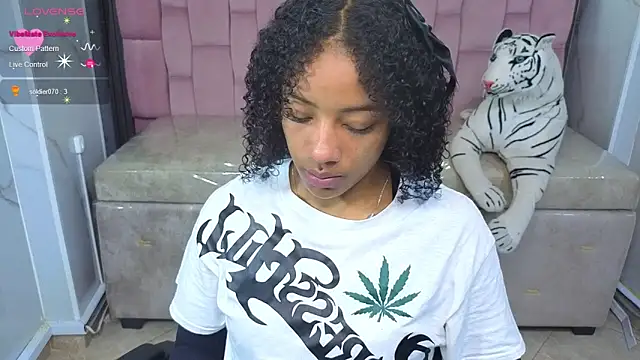 Snapshot of Violeth_b chatting on March 4, 2026, 12:57 pm Violeth b online show from March 4, 2026, 12:57 pm