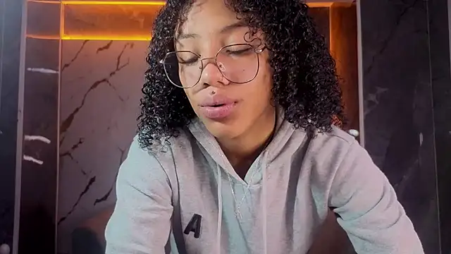 Snapshot of Violeth_b chatting on February 7, 2026, 12:57 pm Violeth b online show from February 7, 2026, 12:57 pm