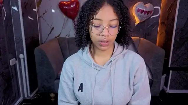 Snapshot of Violeth_b chatting on February 14, 2026, 12:49 pm Violeth b online show from February 14, 2026, 12:49 pm