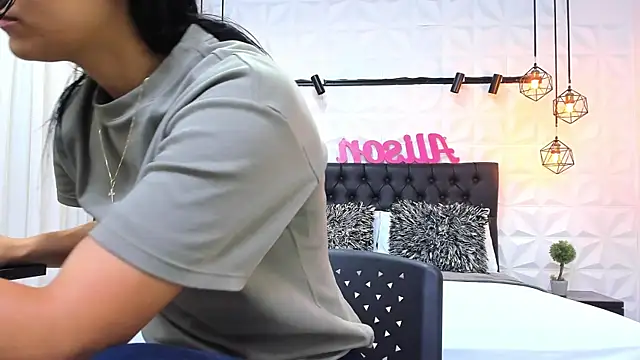 Alison Wiley online show from February 27, 2025, 11:39 am