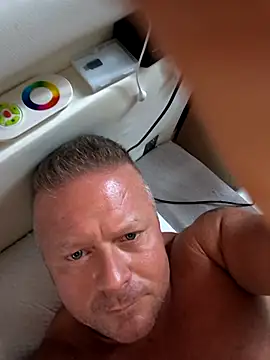 Snapshot of swingr chatting on December 17, 2025, 9:47 am swingr online show from December 17, 2025, 9:47 am