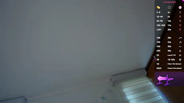 venusleroy  online show from April 20, 2026, 9:27 pm