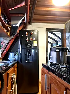 amazonafit  online show from April 18, 2026, 9:37 pm