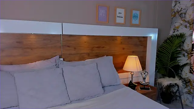 Snapshot of EmaBakker chatting on November 7, 2025, 12:21 pm EmaBakker online show from November 7, 2025, 12:21 pm