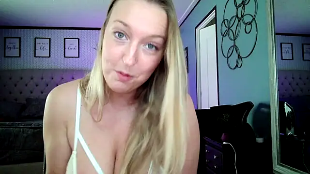 Snapshot of lucyallen4201 chatting on February 19, 2025, 5:49 pm lucyallen4201 online show from February 19, 2025, 5:49 pm