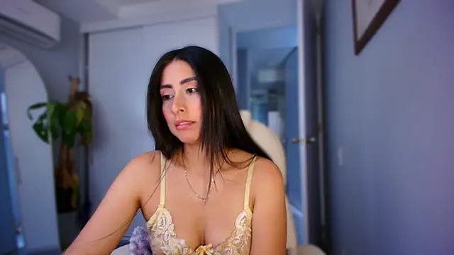 auroracaruso11 online show from October 23, 2025, 8:40 pm