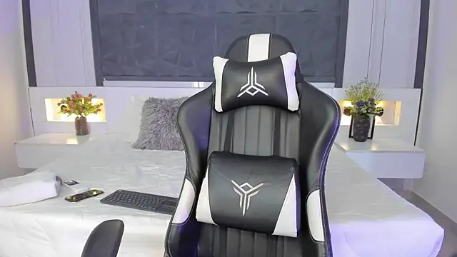 SaraGomez1 online show from November 1, 2025, 12:32 pm