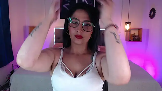 Snapshot of emily_leinner chatting on November 2, 2025, 2:44 pm emily leinner online show from November 2, 2025, 2:44 pm