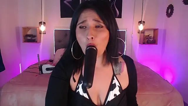 Snapshot of emily_leinner chatting on October 30, 2025, 2:58 pm emily leinner online show from October 30, 2025, 2:58 pm