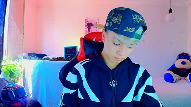 Snapshot of twink_sebas_ chatting on November 18, 2025, 3:37 pm twink sebas online show from November 18, 2025, 3:37 pm