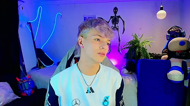 Snapshot of twink_sebas_ chatting on November 4, 2025, 3:32 am twink sebas online show from November 4, 2025, 3:32 am