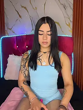 Snapshot of emily_22x chatting on November 25, 2025, 8:42 pm emily 22x online show from November 25, 2025, 8:42 pm