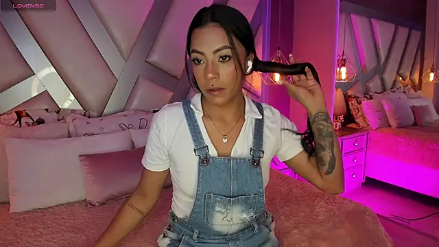 Amber villalobos  online show from October 10, 2025, 3:51 am