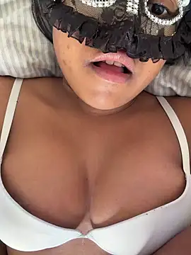 Bella Luna18 online show from November 26, 2025, 7:25 pm