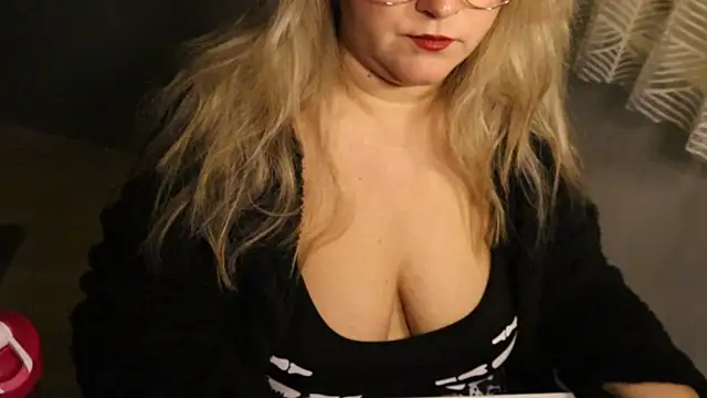 Snapshot of queenpeachi chatting on December 2, 2024, 6:26 am queenpeachi online show from December 2, 2024, 6:26 am