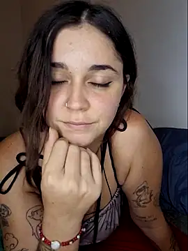 Snapshot of luuhcat09 chatting on February 19, 2025, 2:44 am luuhcat09 online show from February 19, 2025, 2:44 am