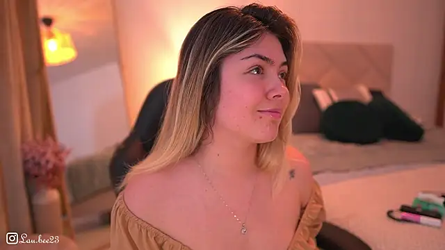 Snapshot of Lau_Bee chatting on November 4, 2025, 5:39 pm Lau Bee online show from November 4, 2025, 5:39 pm