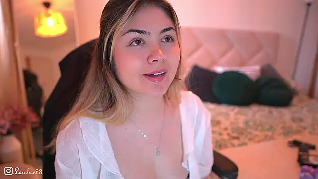 Snapshot of Lau_Bee chatting on December 3, 2025, 5:01 pm Lau Bee online show from December 3, 2025, 5:01 pm