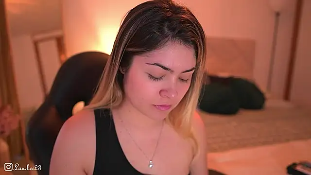 Snapshot of Lau_Bee chatting on November 30, 2025, 3:35 pm Lau Bee online show from November 30, 2025, 3:35 pm