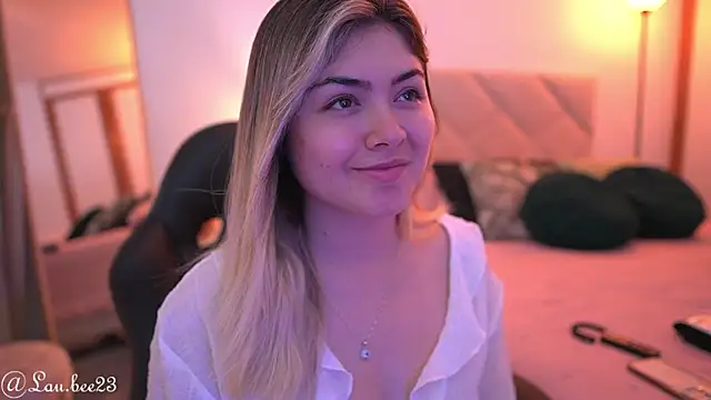 Snapshot of Lau_Bee chatting on September 14, 2025, 6:30 pm Lau Bee online show from September 14, 2025, 6:30 pm