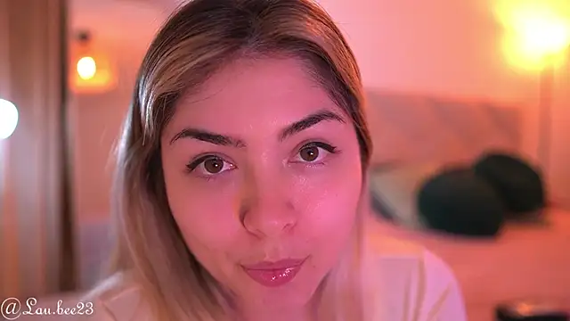 Snapshot of Lau_Bee chatting on September 19, 2025, 6:23 pm Lau Bee online show from September 19, 2025, 6:23 pm